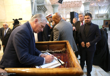 میگل دیاز کانل رییس جمهور کوبا در دفتر یادبود حرم امام خمینی یادداشتی به یادگار نوشت