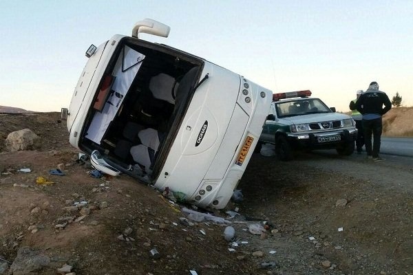 مصدومیت 10 مسافر اتوبوس در حادثه تصادف محور تهران-ساوه