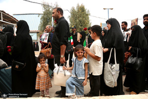 مراسم استقبال از كاروان خانواده های شهدای مدرسه شجره طیله میناب در ایستگاه راه آهن قم