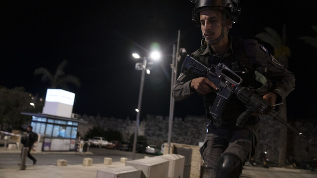 یک جوان فلسطینی اسلحه سرباز اسرائیلی را ربود 