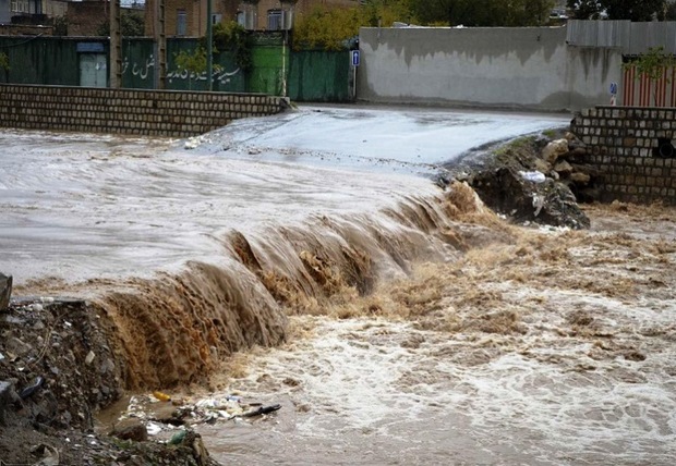 سیلاب در رودخانه های فصلی بخش مرکزی مهریز جاری شد
