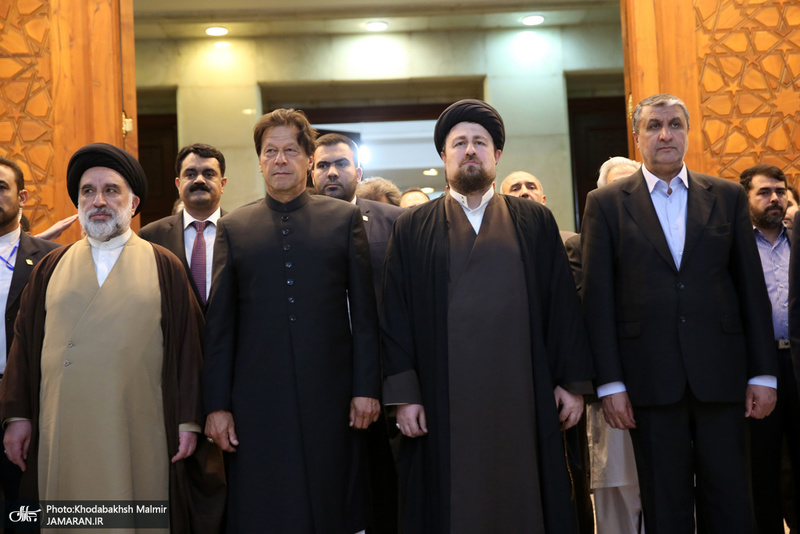 ادای احترام نخست وزیر پاکستان به مقام شامخ امام خمینی(س)