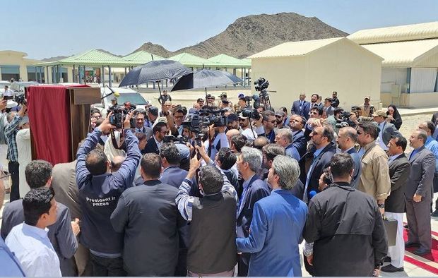 رئیسی خط تبادل برق از چابهار به پاکستان را افتتاح کرد