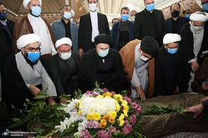 اقامه نماز بر پیکر مرحوم حاج محمد کمساری توسط سید حسن خمینی