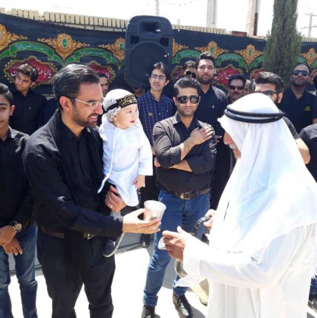 وزیر ارتباطات و فرزند خردسالش در دسته‌های عزاداری ظهر عاشورا در جهرم