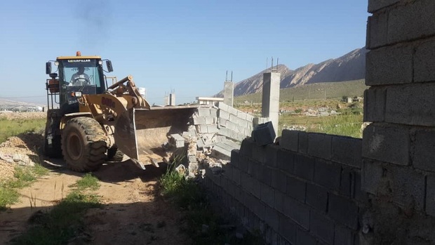 ساخت و سازهای غیر مجاز در زمین های کشاورزی شیراز تخریب شد