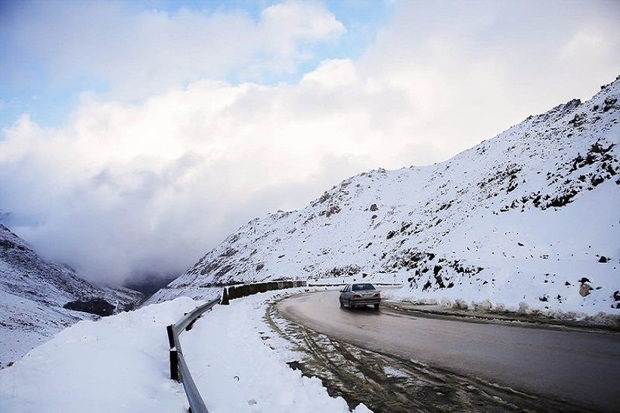 همه محورهای آذربایجان غربی با وجود بارش برف باز است