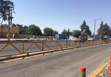 حرکت عابرین پیاده در بزرگراه شهید چمران کانالیزه شد