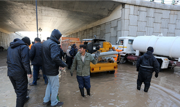 ادامه عملیات حفاری رفع ترکیدگی لوله آب در خیابان 15 خرداد قم