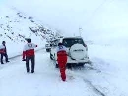 امدادرسانی به ۳۰۰ دستگاه خودروی گرفتار در برف در استان قم