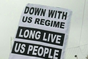 عکس/ پلاکارد «مرگ بر دولت آمریکا، زنده باد ملت آمریکا» در راهپیمایی 22 بهمن