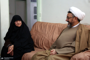 حضور رییس موسسه تنظیم و نشر آثار امام خمینی در گلزار شهدای خمین و دیدار با مادر شهیدان زین العابدینی