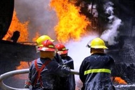 مهار آتش‌سوزی در کارخانه صنعتی در شهرک شکوهیه قم