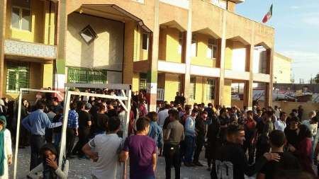 صفوف بهم فشرده مردم دیار بلادشاپور در پای صندوقهای رای