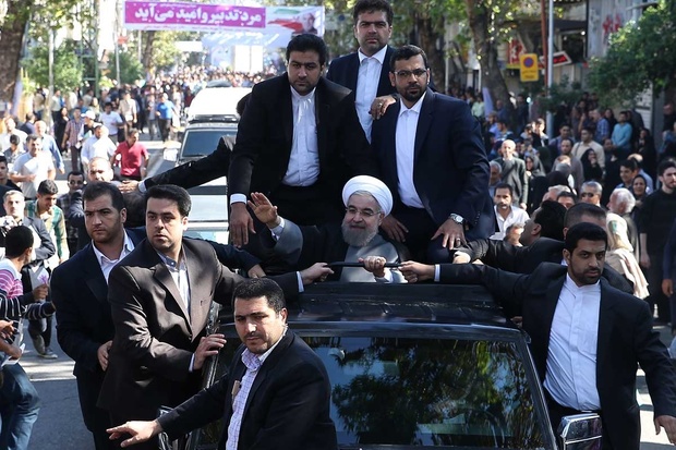 روحانی با استقبال حافظان غیور خلیج فارس وارد ورزشگاه تختی بندرعباس شد