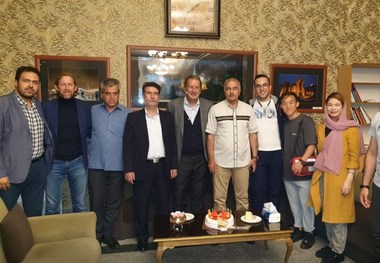 بدرقه سرمربی تراکتورسازی با کیک تولد + عکس
