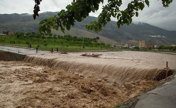 طغیان رودخانه نکا در مرکز شهر   بحران در نقاط مختلف شهری و روستایی نکا ادامه دارد