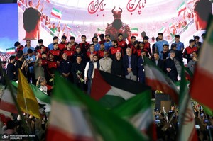 مردم میدان انقلاب در بدرقه تیم ملی به جام جهانی