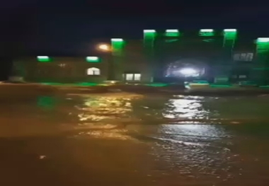 سیلاب ناگهانی مشهد اردهال ۳ خودرو را برد
