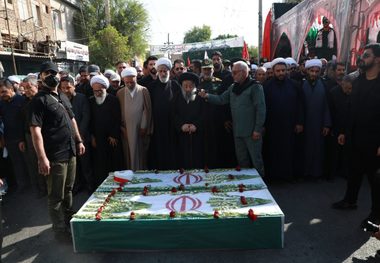 دزفولی‌ها، یک‌صدا با فریاد «دزفول علم بردار عباس رشیدت آمد/ خوزستان، ایستاده» در وداع با سردار وطن