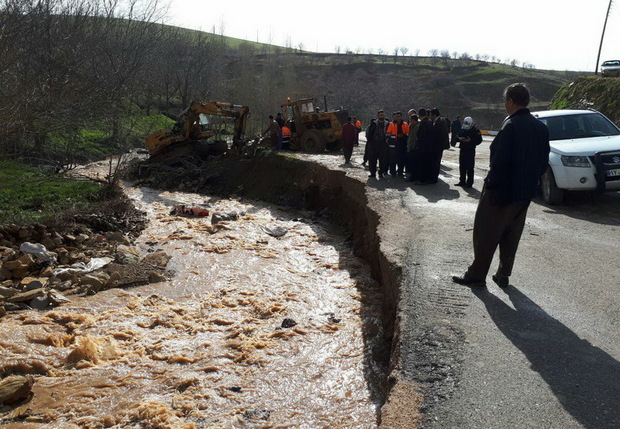 سیلاب و رانش زمین 2 محور استان کرمانشاه را مسدود کرد