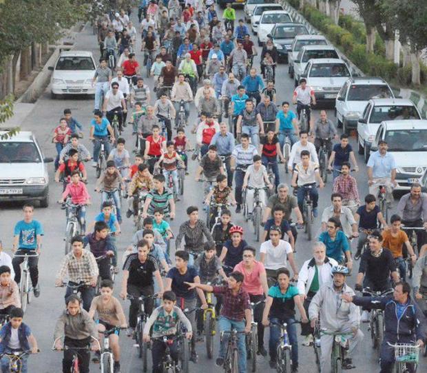 همایش دوچرخه سواری به مناسبت  هفته دفاع مقدس در یزد برگزار شد
