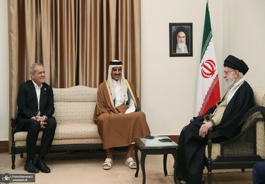 امیر قطر در ملاقات با رهبری اصرار فراوان کرد که بیایید رابطه‌تان با آمریکا را صاف کنید، مذاکره مستقیم کنید؛ حضرت آقا گفتند نمی‌شود به آمریکا اعتماد کرد، دلیلش هم تجربه است / امیر قطر دست خالی جلسه را ترک کرد و در همین ایام رژیم صهیونیستی به قطر حمله کرد