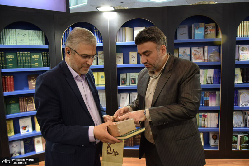 غرفه موسسه تنظیم و نشر آثار امام خمینی (س) در سی و پنجمین نمایشگاه بین المللی کتاب تهران- 1