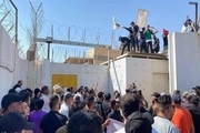 ورود تظاهرات کنندگان عراقی به سفارت سوئد در محکومیت اهانت به قرآن کریم + فیلم
