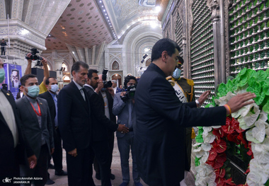 رئیس جمهور ونزوئلا در حرم امام خمینی: ما از ایمان عمیق امام پر شده ایم