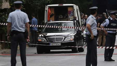 ترور ناکام نخست وزیر سابق یونان/ پاپادموس زخمی شد