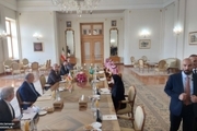 وزیر خارجه عربستان وارد تهران شد/  حضور گسترده خبرنگاران داخلی و خارجی در سالن محل نشست رسانه ای وزیران خارجه دو کشور