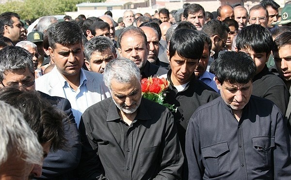 قدردانی سردار سلیمانی از مردم برای حضور در مراسم خاکسپاری پدرش