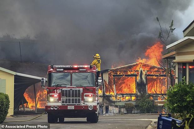 تصاویر/ گسترش آتش سوزی مهیب در کالیفرنیای آمریکا