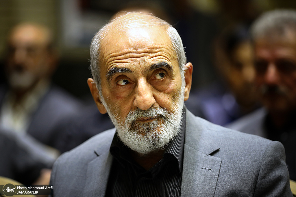 انتقاد حسین شریعتمداری از دو جریان که موضع آنها خدشه به جایگاه رفیع و مقدس رهبر معظم انقلاب است