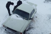 سرنشینان 20 خودروی در جاده برفی بلده -هراز نجات یافتند