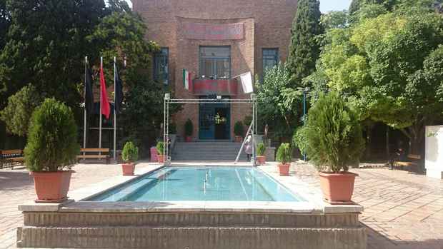 
گالری گردی در آخرین روز تابستان