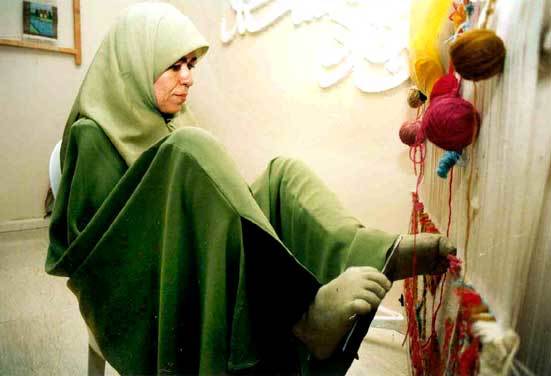 زنی که بدون دست، هنر می آفریند+ فیلم