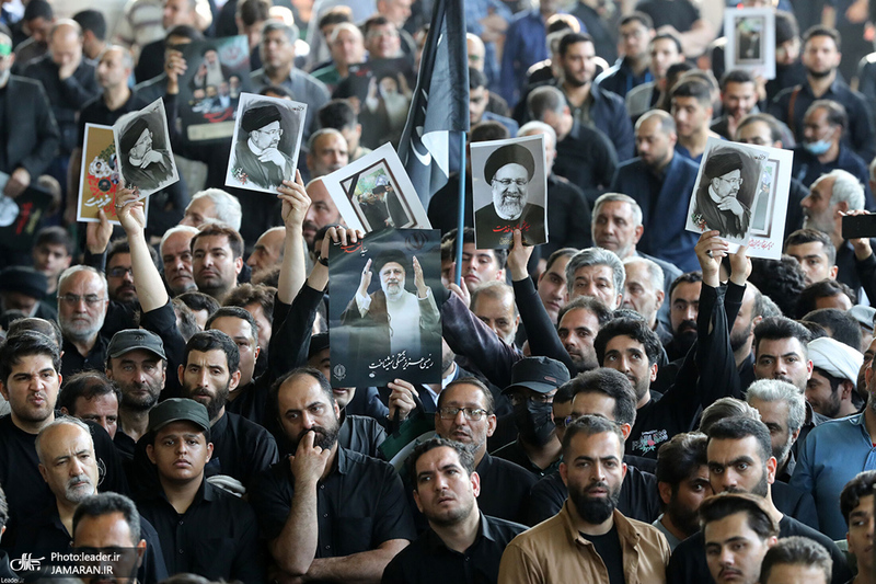 اقامه نماز رهبر معظم انقلاب بر پیکر رئیس جمهوری و یارانش