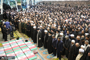 اقامه نماز رهبر معظم انقلاب بر پیکر رئیس جمهوری و یارانش