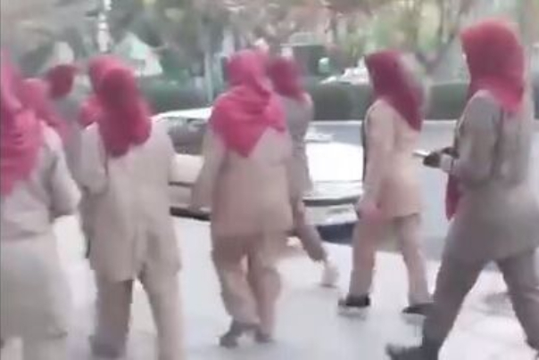 ماجرای حضور زنان با لباس منافقین در خیابان‌های تهران چیست؟ + فیلم