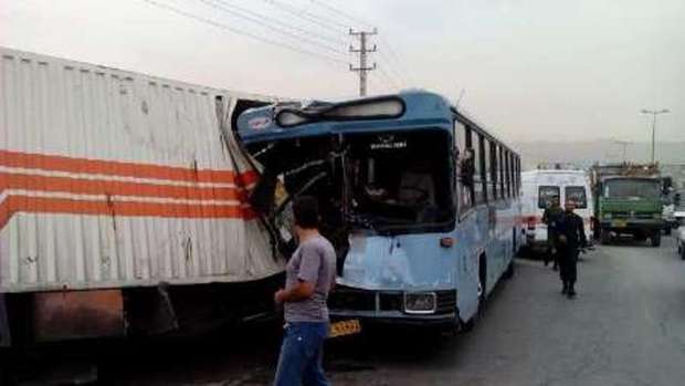 برخورد تریلی و 2 اتوبوس در اصفهان 9 مصدوم برجا گذاشت