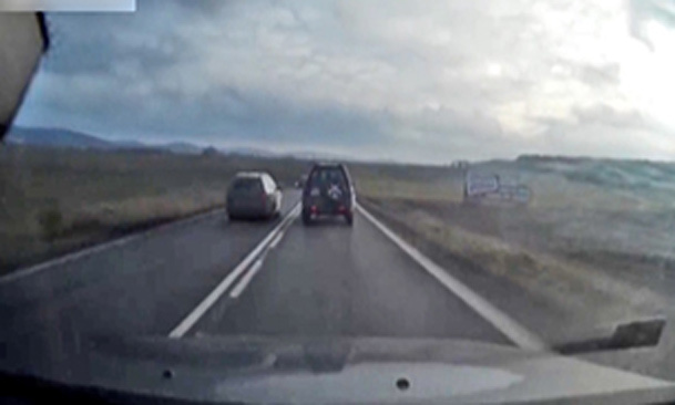 فیلم / چپ شدن خودرو در جاده