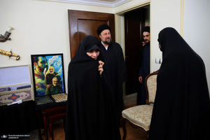 حضور سید حسن خمینی در منزل سردار شهید سلامی با خانواده این شهید والامقام دیدار و گفت‌وگو کرد.