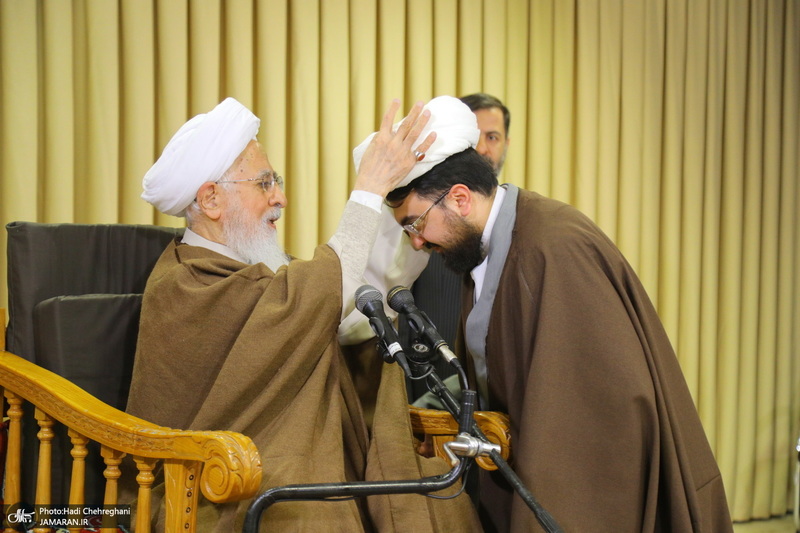 عمامه گذاری طلاب توسط مراجع اعظام تقلید در روز میلاد امام علی (ع)‎
