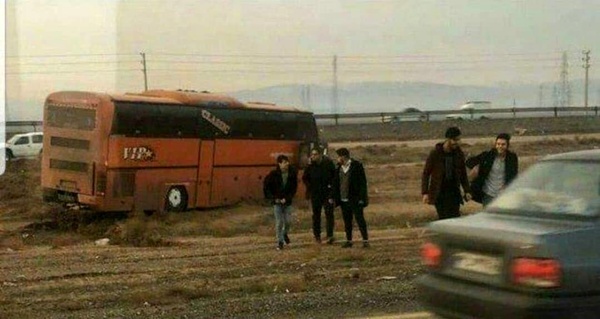 تکرار حادثه اتوبوس دانشجویان این بار در بوئین زهرا   مصدومیت دانشجوی دختر به دلیل سرعت بالای اتوبوس