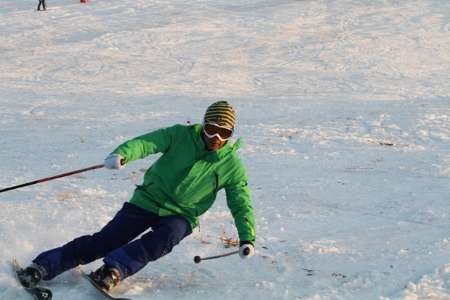 آب شدن برف در ارتفاعات پیست پاپایی زنجان به ورزش اسکی پایان داد