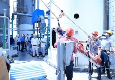 پنجمین مانور پتروشیمی جم در سال 1400 / انتقال مصدوم گرمازده از ارتفاع
