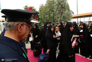 مراسم استقبال از كاروان خانواده های شهدای مدرسه شجره طیله میناب در ایستگاه راه آهن قم