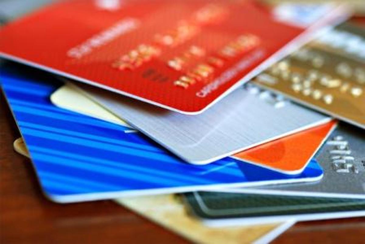 چرا سقف خرید کارت‌های بانکی کم شده است؟
